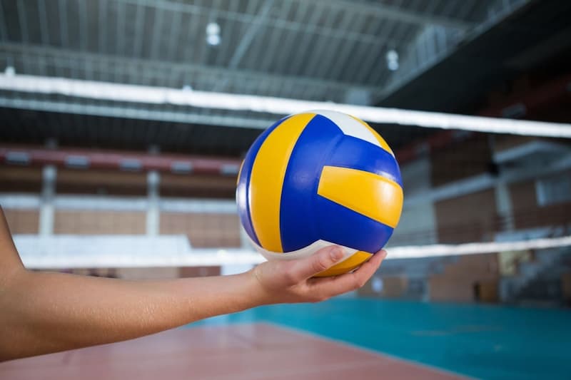 person der holder en Volleyball